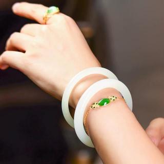和田玉手镯是指由和田籍的和田玉制成的手镯,它是中国传统玉器文化中