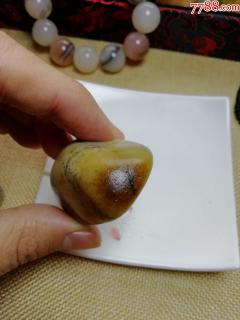 新疆和田玉三色籽料原石
