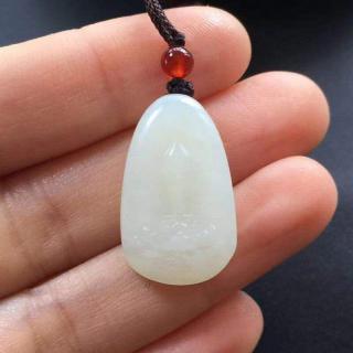 小女孩佩戴和田玉吊坠后笑容变多了