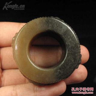 *珍品*终身保真*和田玉饿糖料带黑皮瑞兽58.7克大气扳指*和田俄糖料玉