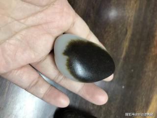 和田玉籽料之中的至尊宝,它就是黑皮籽料