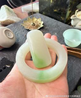 和田玉白玉带翠手镯,老坑料,白得纯净,翠色鲜亮如初春新叶